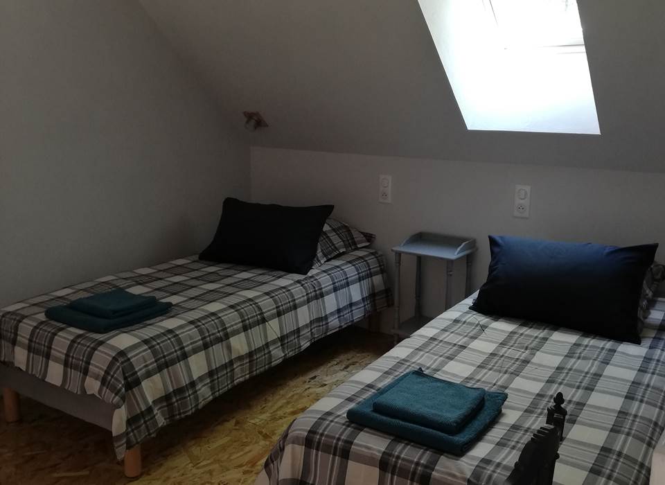 Chambre Perluètes 2. 2 lits simples sur mezzanine.