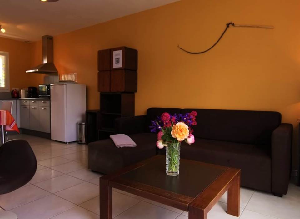 Salle de séjour du gîte Arbousier aux couleurs catalanes