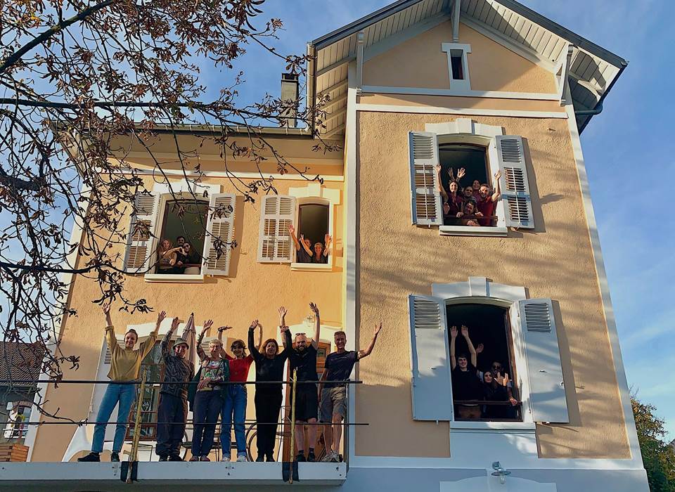 ?? Bonjour à tous ! Aujourd'hui, nous avons eu une merveilleuse journée ensoleillée au gîte de Myans, entourés de rires et de bonne humeur. ? Quel bonheur de partager des moments précieux avec des amis et des proches dans ce cadre idyllique !  Nous aimerions savoir : quel est votre souvenir le plus mémorable passé dans un gîte ou une maison de vacances ? ???? Partagez vos histoires avec nous en commentaires !  Et si vous souhaitez vivre une expérience similaire, n'hésitez pas à réserver votre séjour chez nous. Qui sait, peut-être que vous serez notre prochain groupe à lever les mains en signe de joie ! ???? #GîteDeMyans #MomentsInoubliables #PartagezVosHistoires