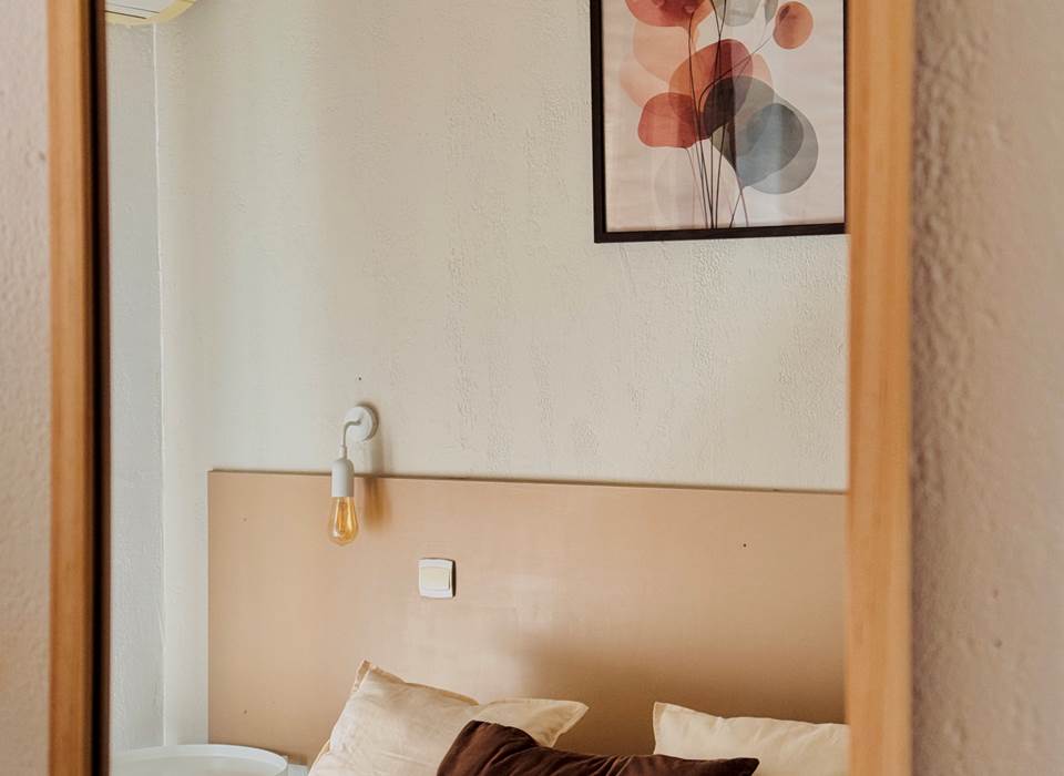 chambre-balcon-lit-double-hotel-le-nid-argeles-sur-mer.webp