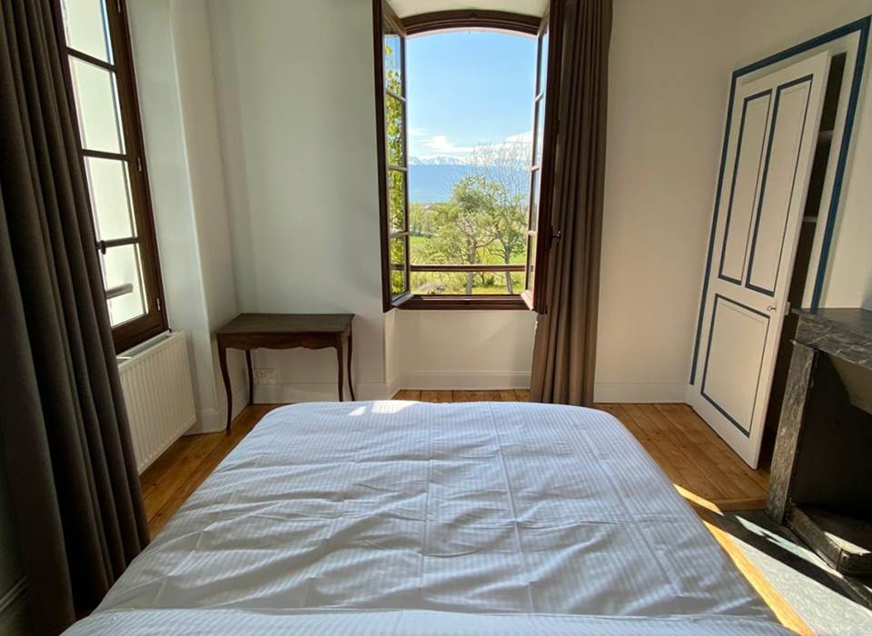 Des chambres confortables avec une vue sur les montagnes environnantes