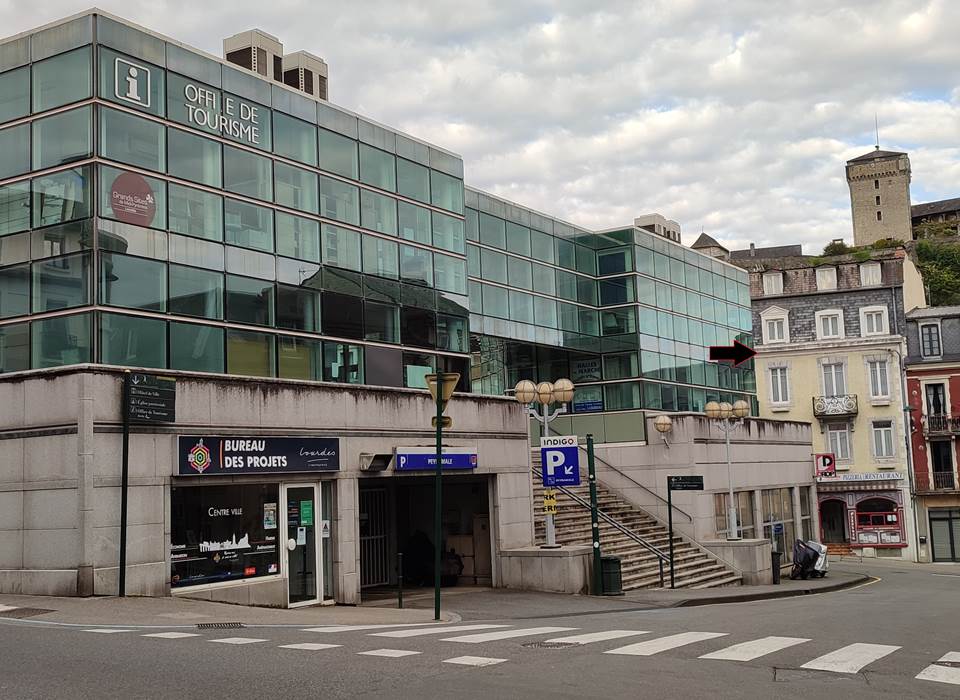 emplacement en  face l office du tourisme de lourdes