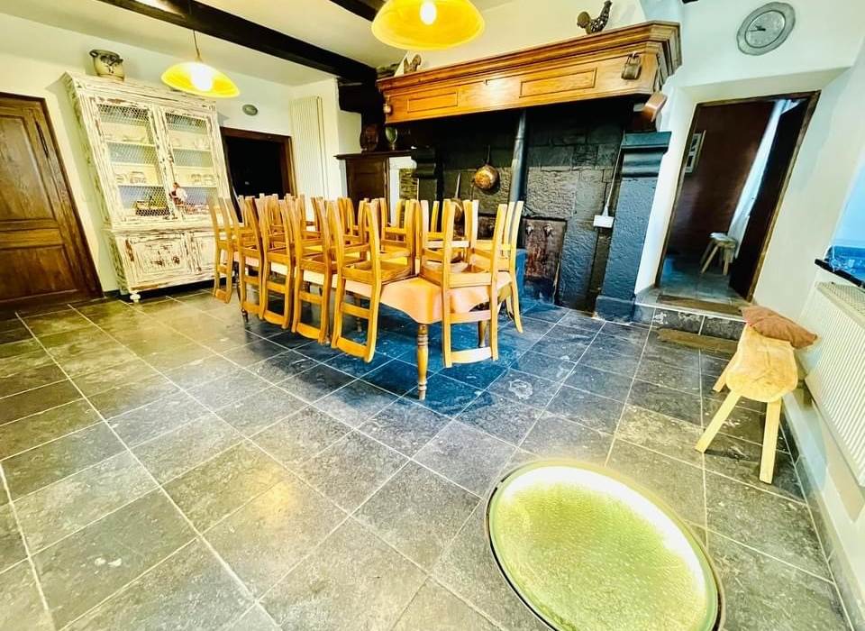 Manoir de Sterpigny, château-ferme: cuisine équipée avec poêle à bois