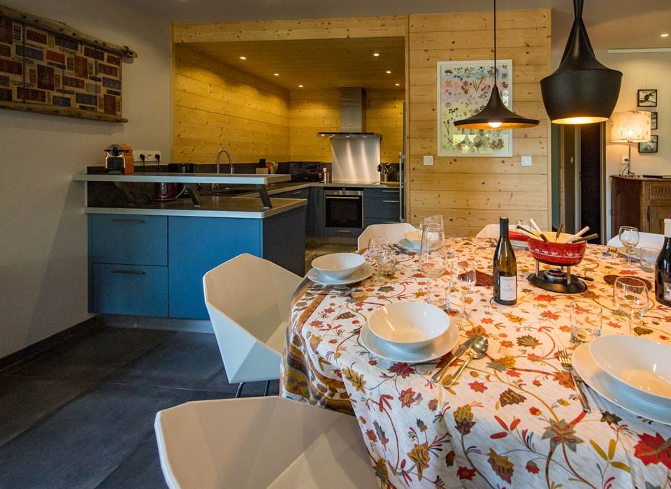 Espace repas - cuisine en arrière plan