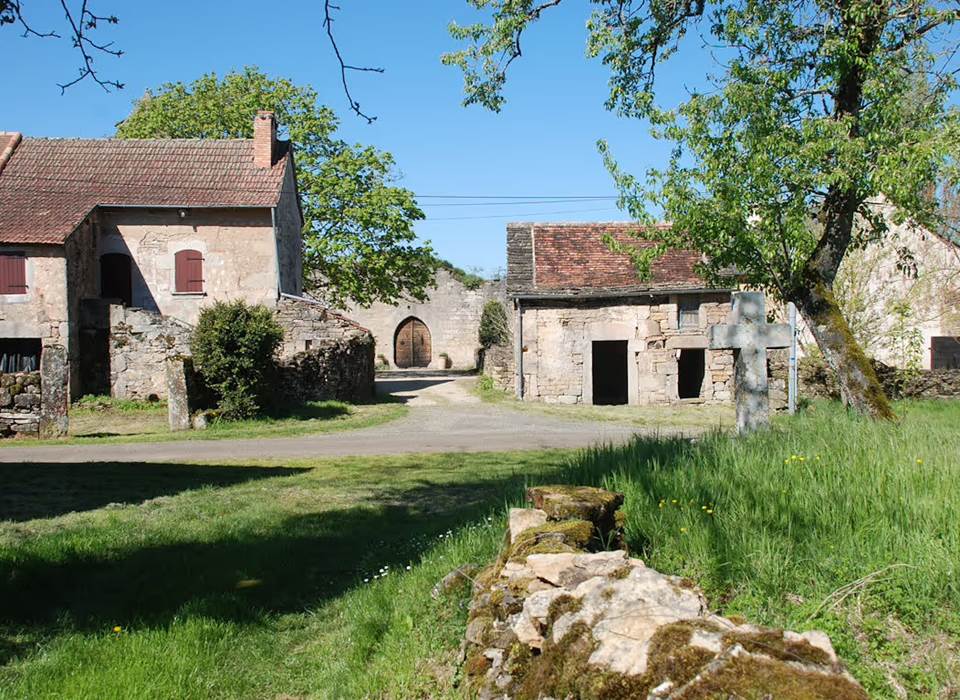 le-chateau-de-pervinquieres-exterieur