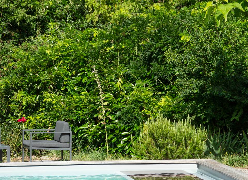 La piscine dans la verdure © Malika Turin