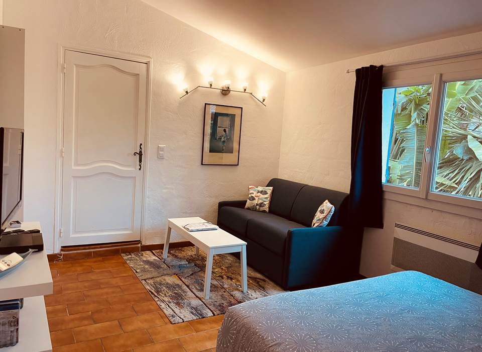 MAISON BLEUE Chambre et canapé lit