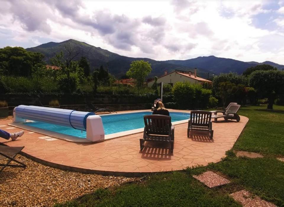 Piscine chauffée de mai à septembre avec transates vue sur la montagne