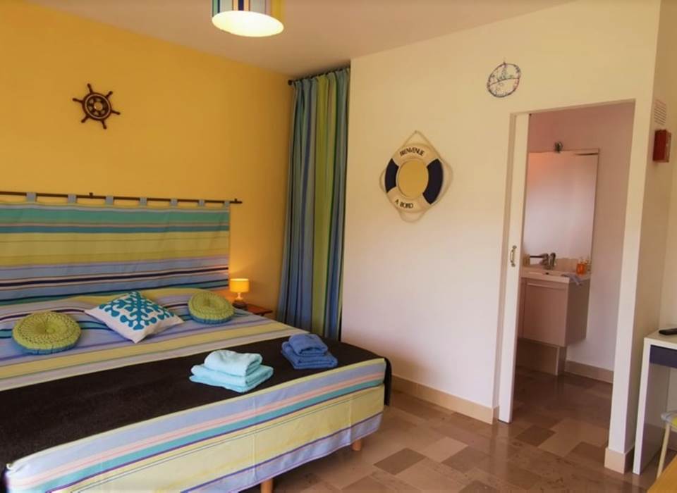 Chambre Neulos avec salle d eau des chambres d'hôtes AlPati