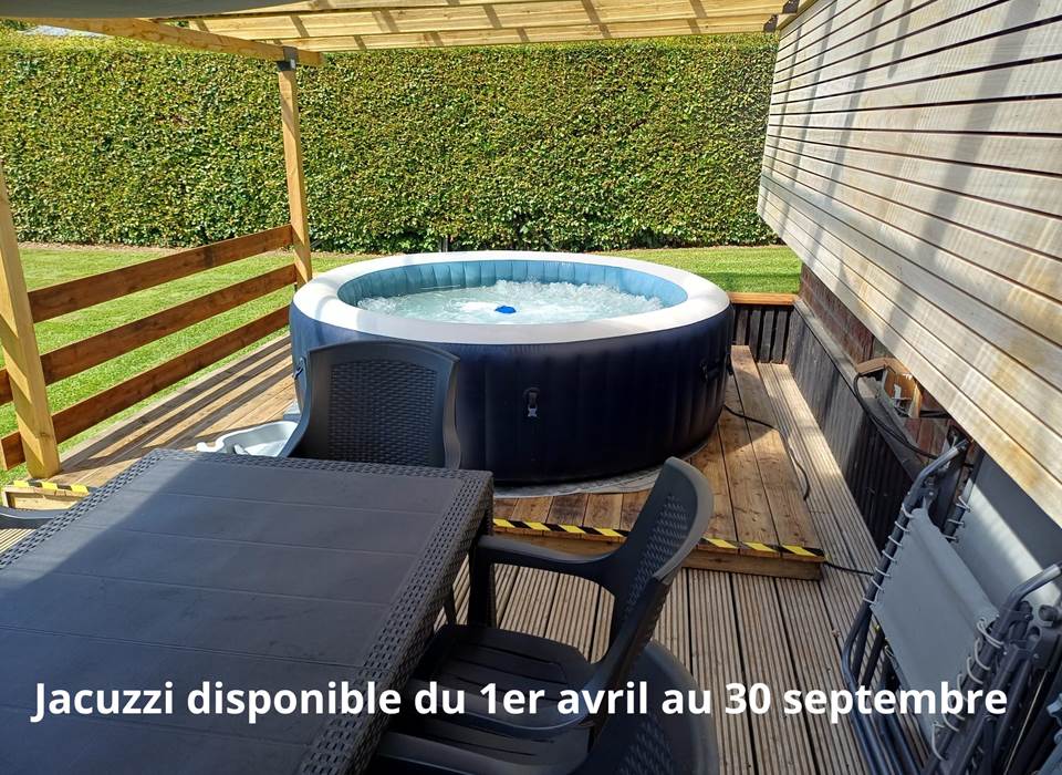 Terrasse avec son bain à bulles.