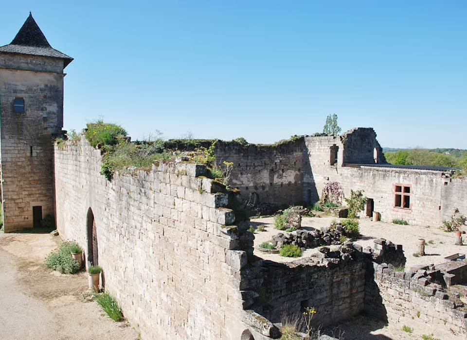 le-chateau-de-pervinquieres-exterieur