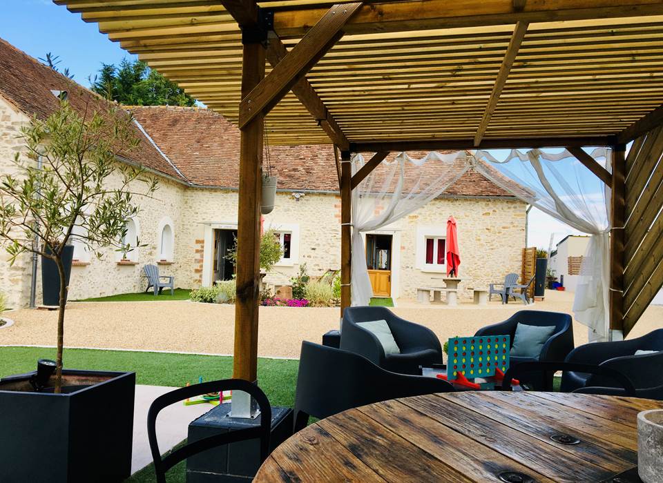 pergolas-cour-hameau-des-deux-ailes