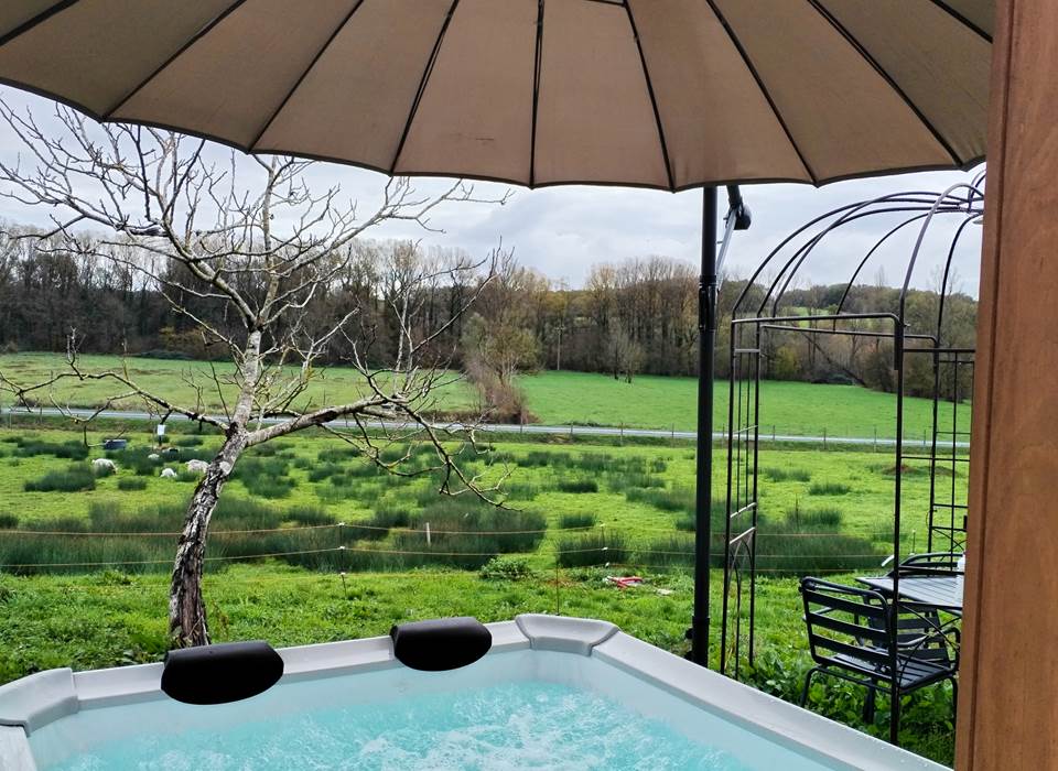 SPA abrité par parasol déperlant