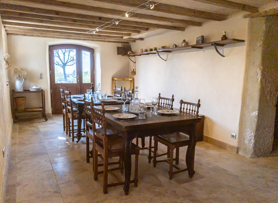 Salle à manger commune en rez-de-jardin