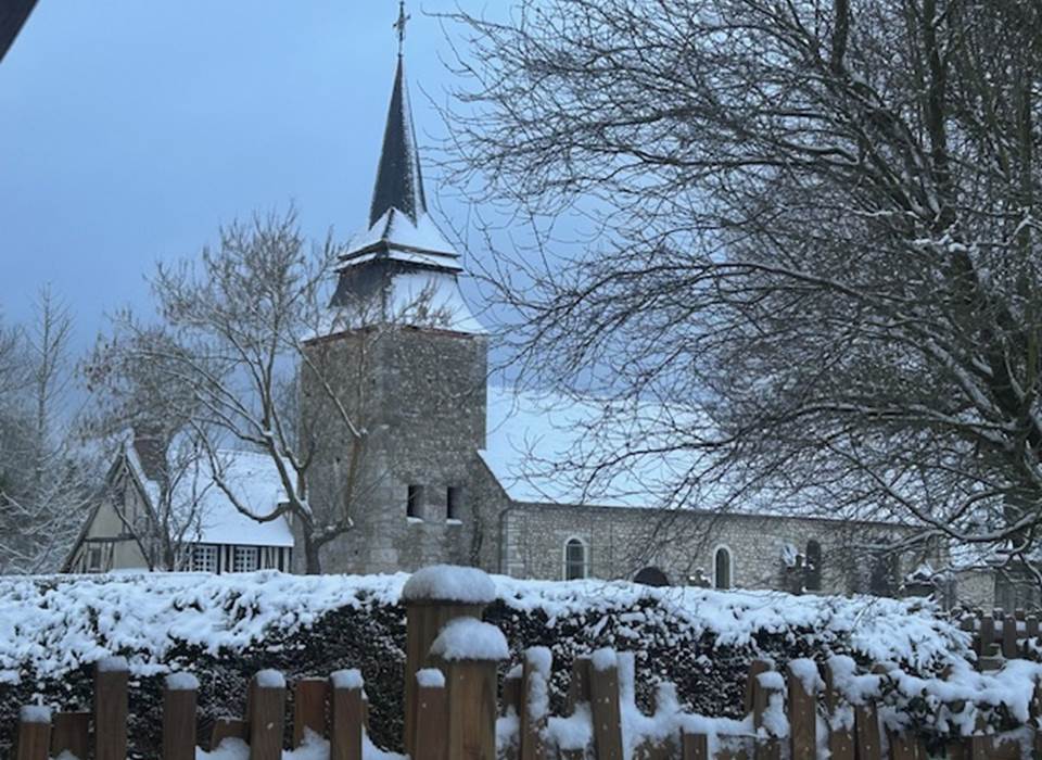 L'église du village sous la neige 2026