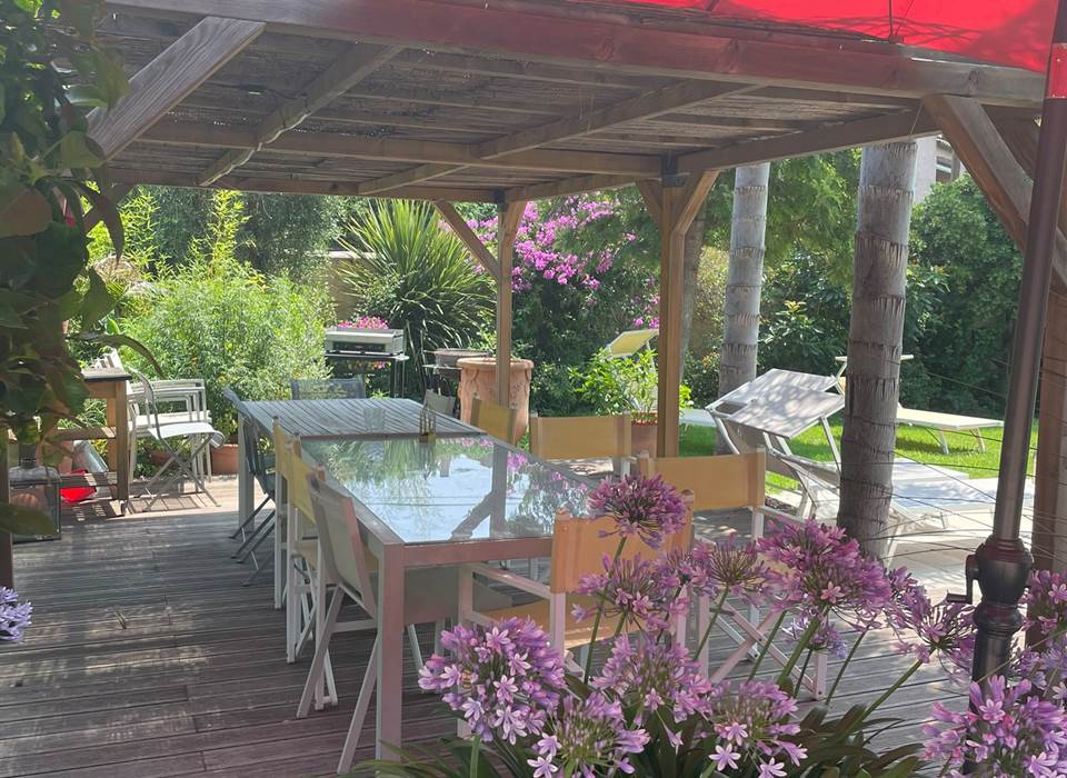 Jardin, piscine, terrasse couverte, transats, boulodrome