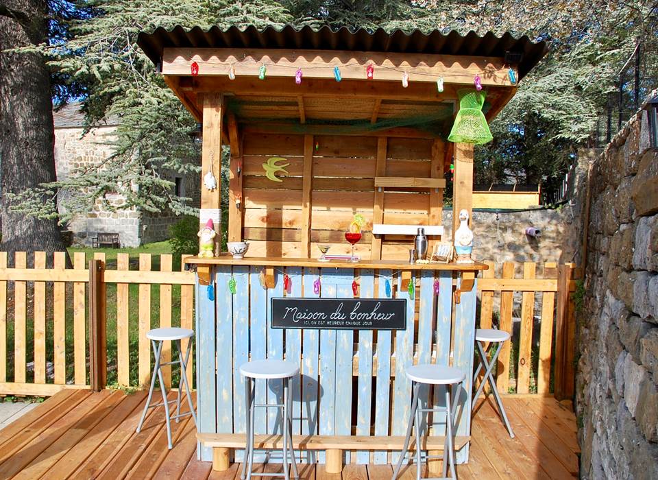 Le bar de la piscine du Cellier des Amis