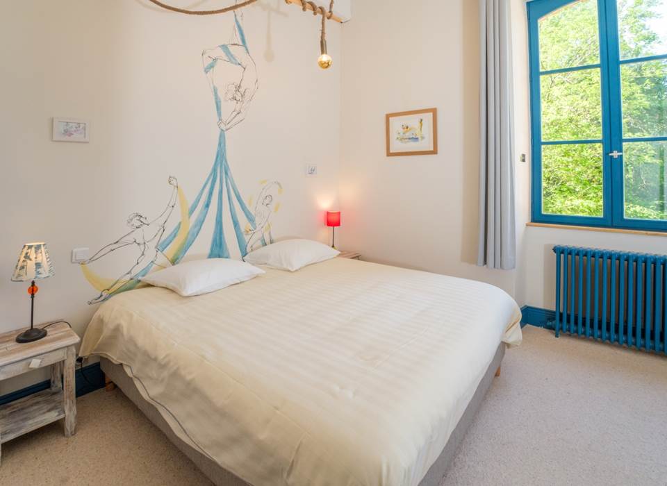 La chambre Cirque, avec son lit king-size et sa salle d'eau - wc