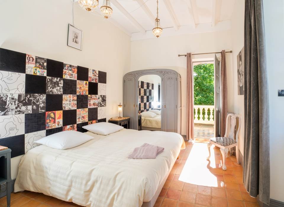 La chambre Cinéma, avec son lit king-size et sa terrasse