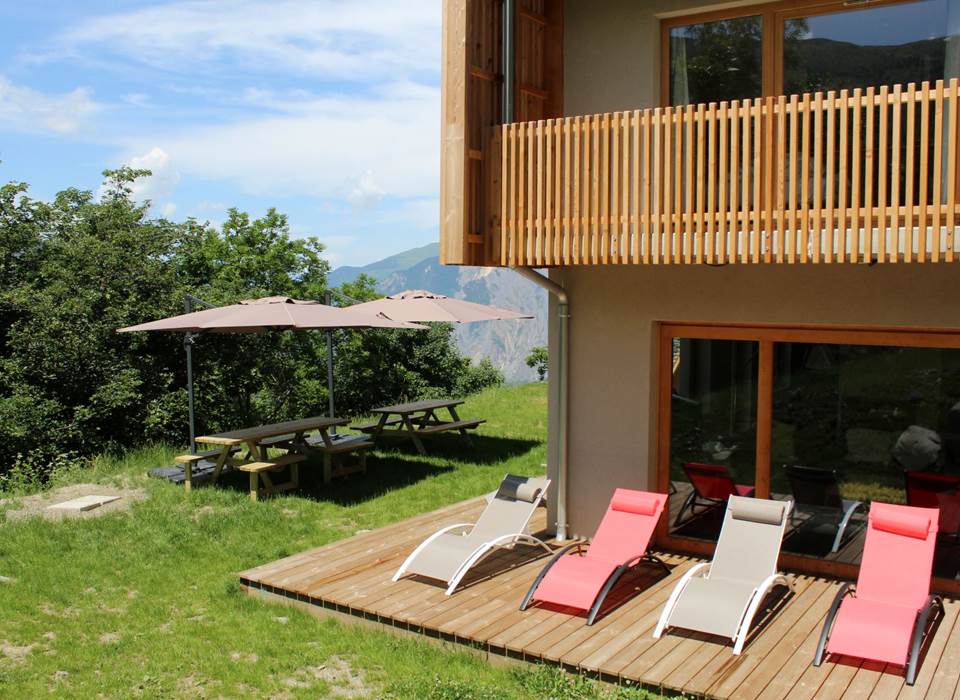 Table de Pic Nic, parasols et bains de soleil au chalet