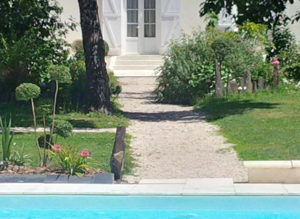 Allée vers la piscine