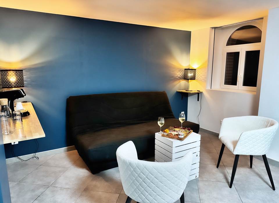 Espace détente avec canapé dans spa privatif – Spa Le Magnolia
