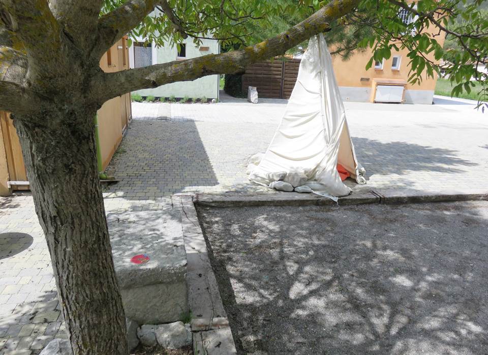 terrain de boules et tipi