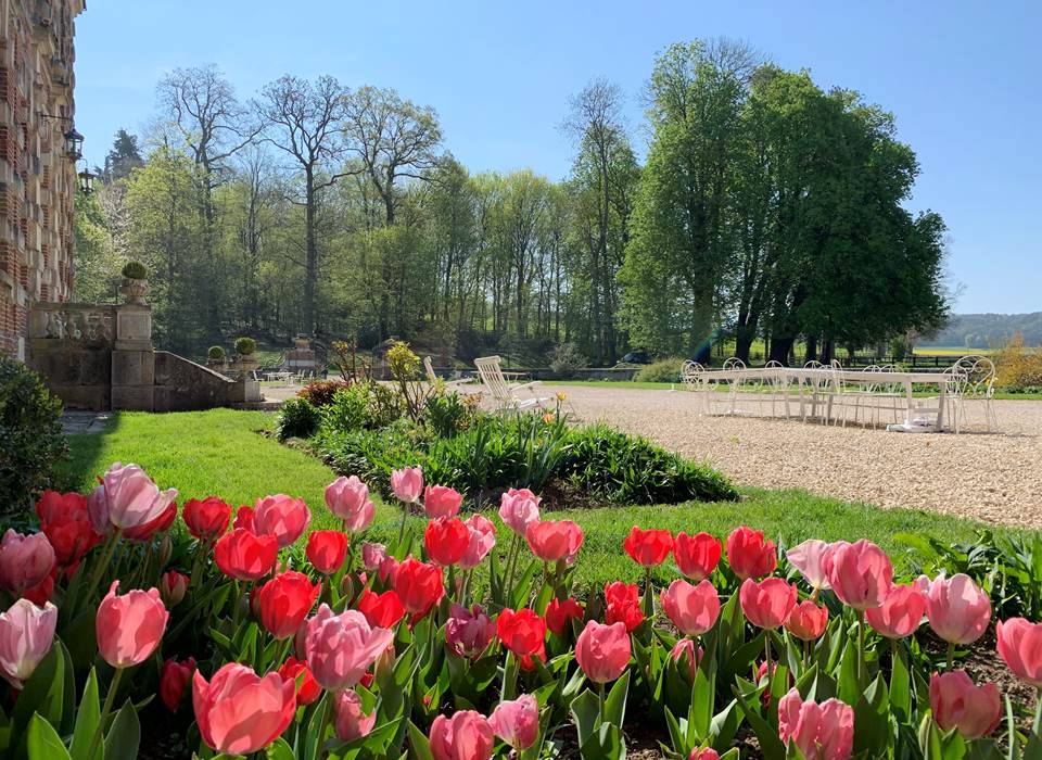 Cha^teau d'Auteuil Jardin tulipes roses