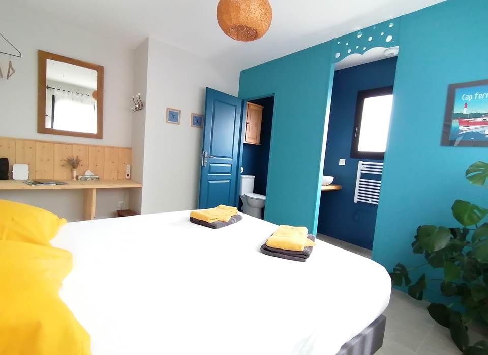 ARGUIN: une des deux chambres d'hôtes des Callunes à Lanton : pour deux personnes . Avec salle d'eau et toilettes privées. Elle est de couleur bleue.