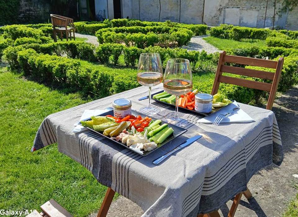 Déjeuner dans le jardin