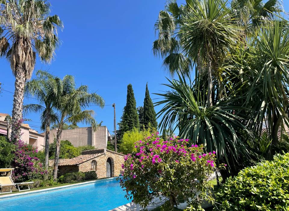 Les deux mas, vue du jardin