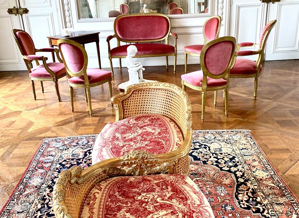 Grand salon confident