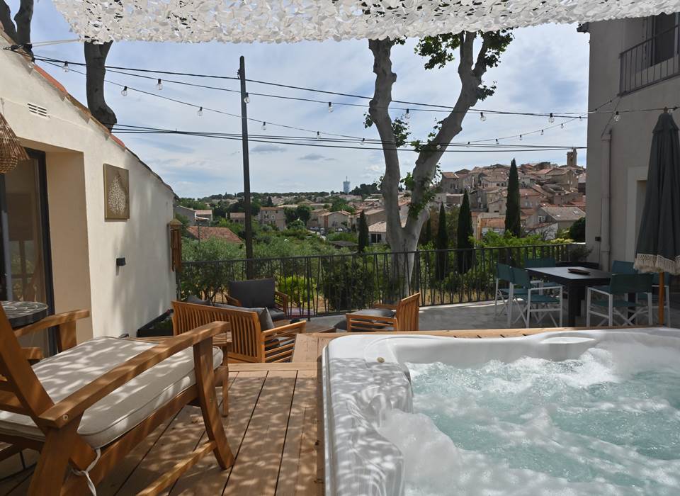 La Vue sur le Village Wine Spa Gite de Charme Oenotourisme Location Hérault