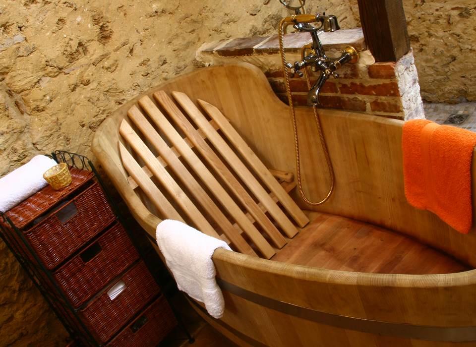 Baignoire en acacia du gîte Machaxju