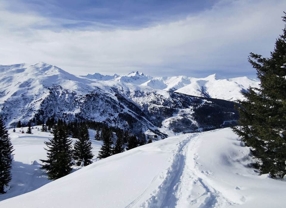 Une piste de randonnée balisée avec retour par une piste de ski du domaine
