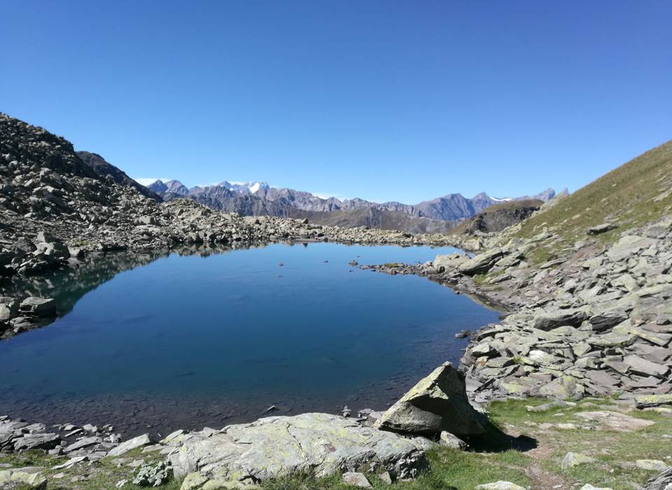 Le lac de Roche Noire avec vue sur les Ecrins et la Meige