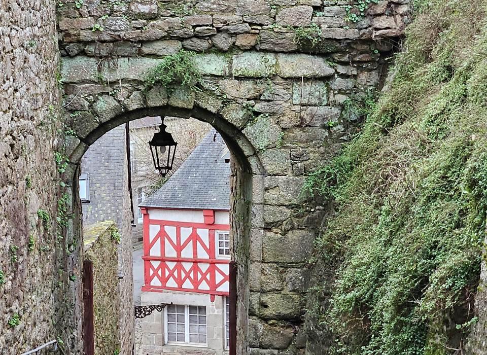 Promenade dans les rues de Moncontour