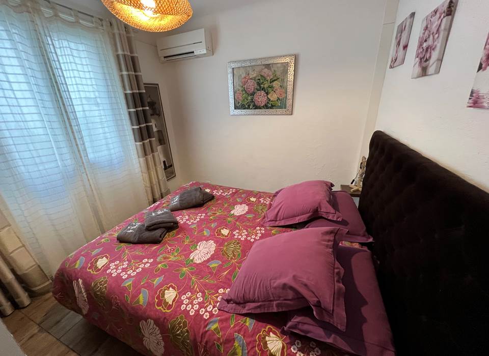 La chambre de AMBRE donnant sur la cour intérieure