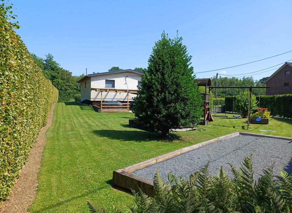 Le chalet du Ménobu, son espace extérieur et ses aménagements récréatifs.
