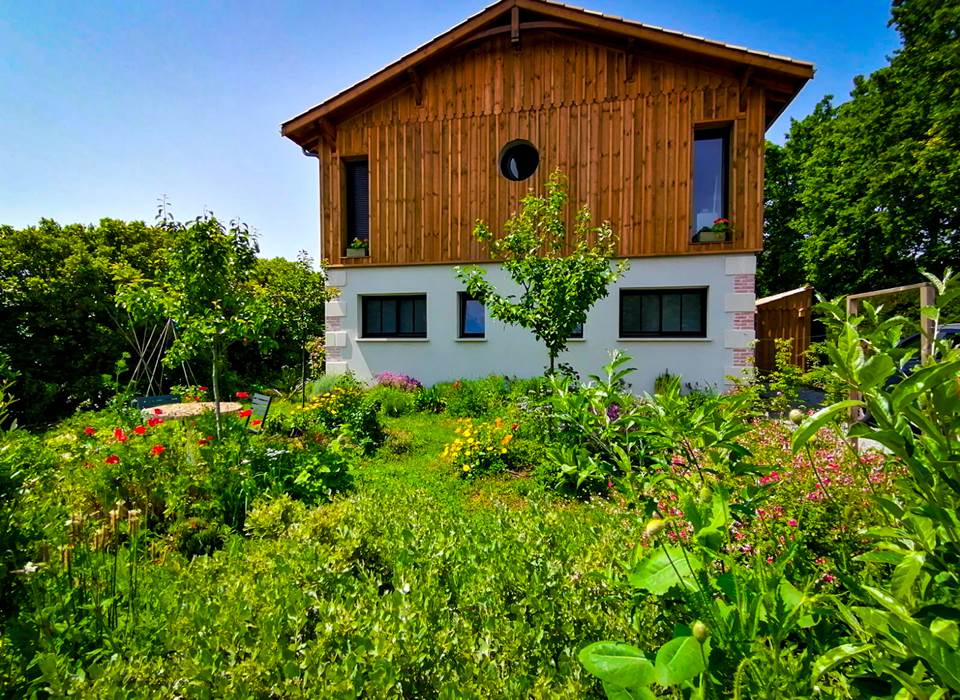 Au cœur du bassin d'Arcachon, notre maison d'hôtes Les Callunes est un refuge pour la biodiversité. Arbres fruitiers, potagers, herbes aromatiques, nous évoluons dans le respect de la nature