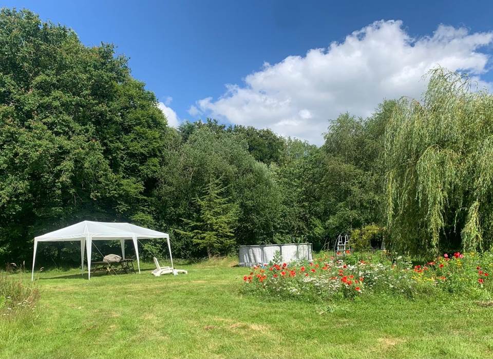 Extensive gardens for guests use