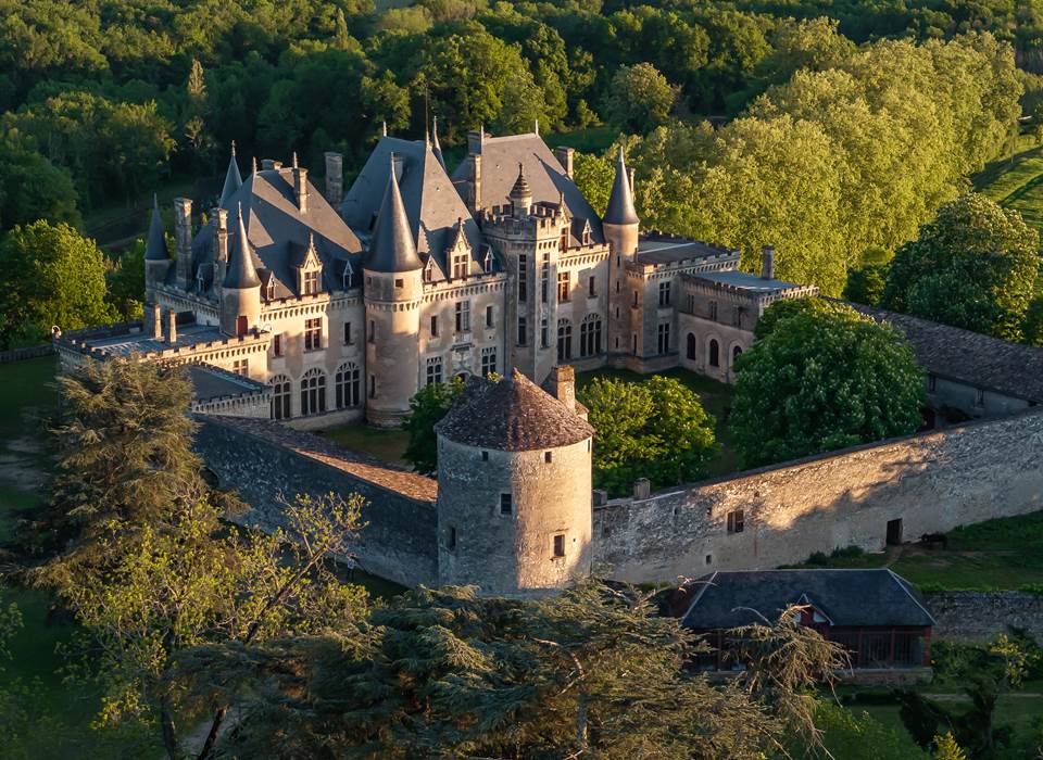 DJI_20250430072253_0058_D_MAVIC3PRO- Cha^teau Michel de MontaigneDe´clic&De´colle