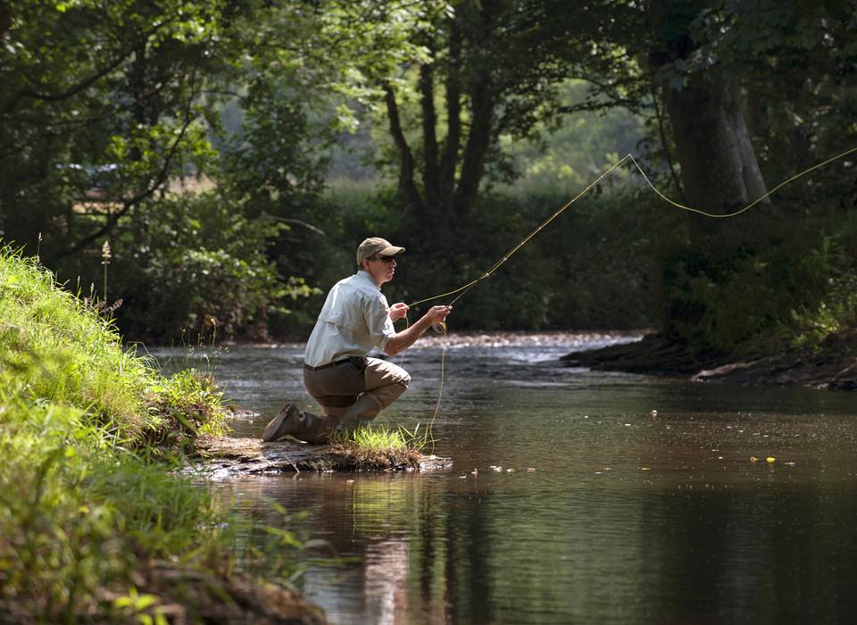La rivière borde le domaine