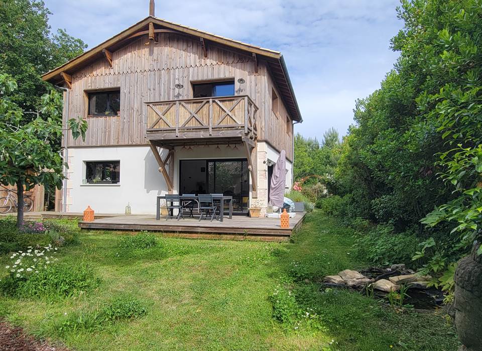 le jardin arrière des chambres d'hôtes Les Callunes