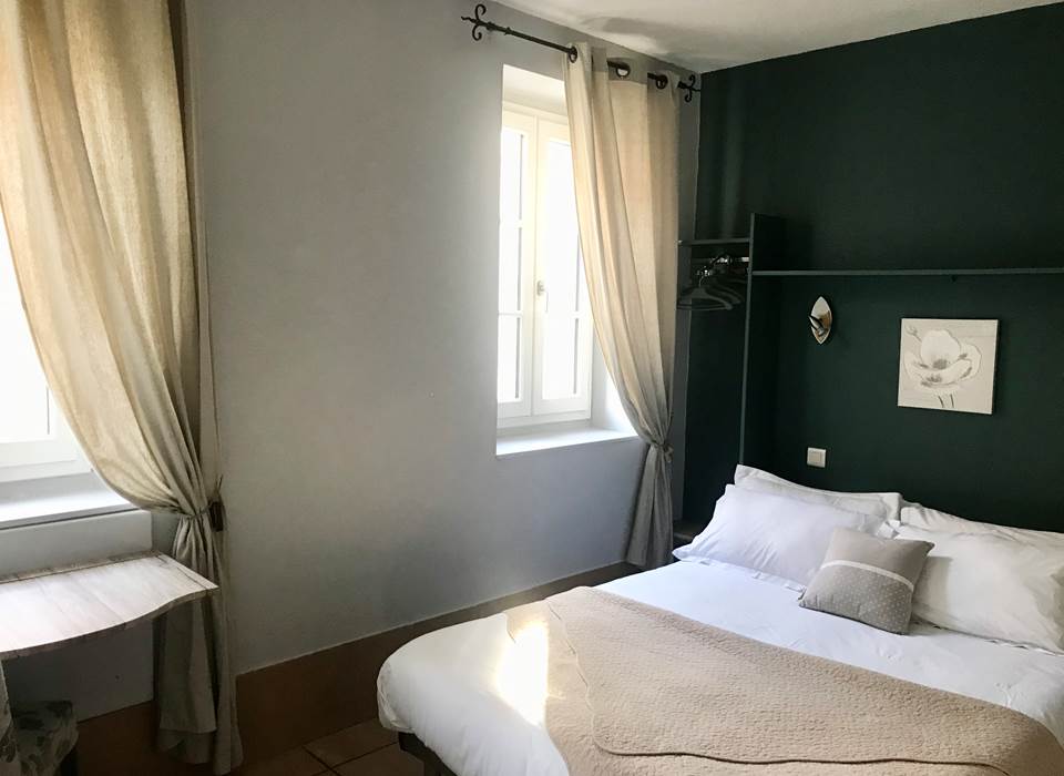 Chambre double premier prix Hôtel des Bains Figeac