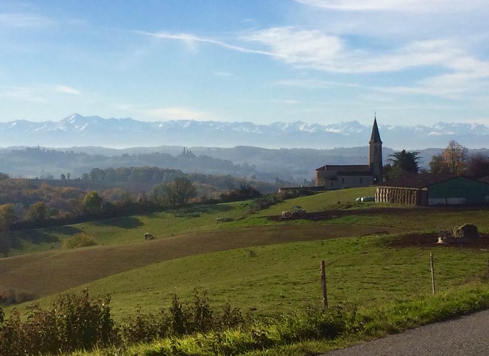 Village de Laveraët, devant la chaîne des Pyrénées