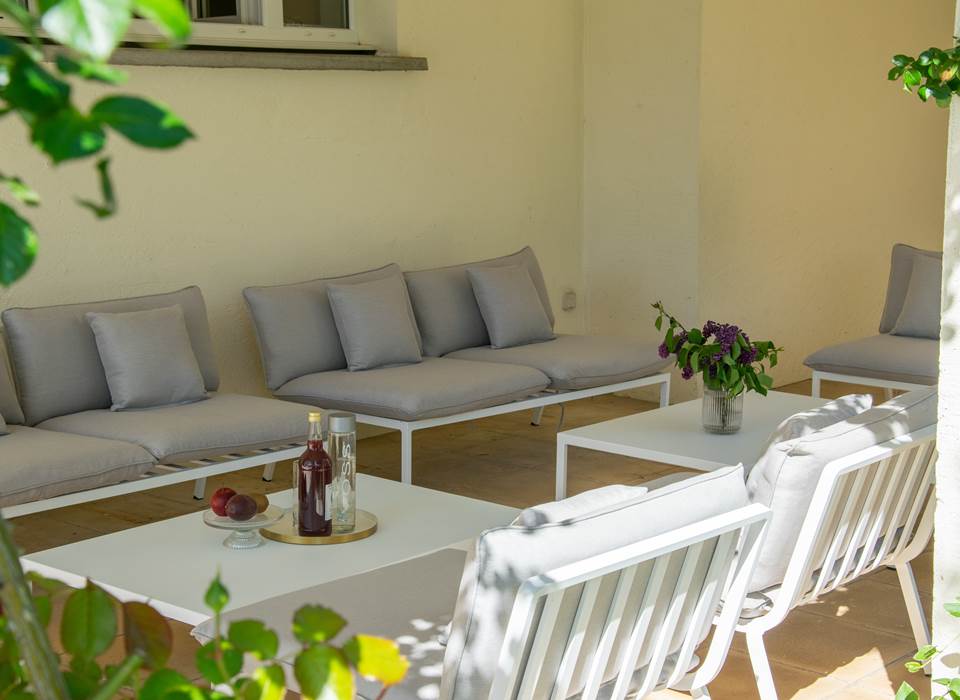 sous la terrasse vue piscine