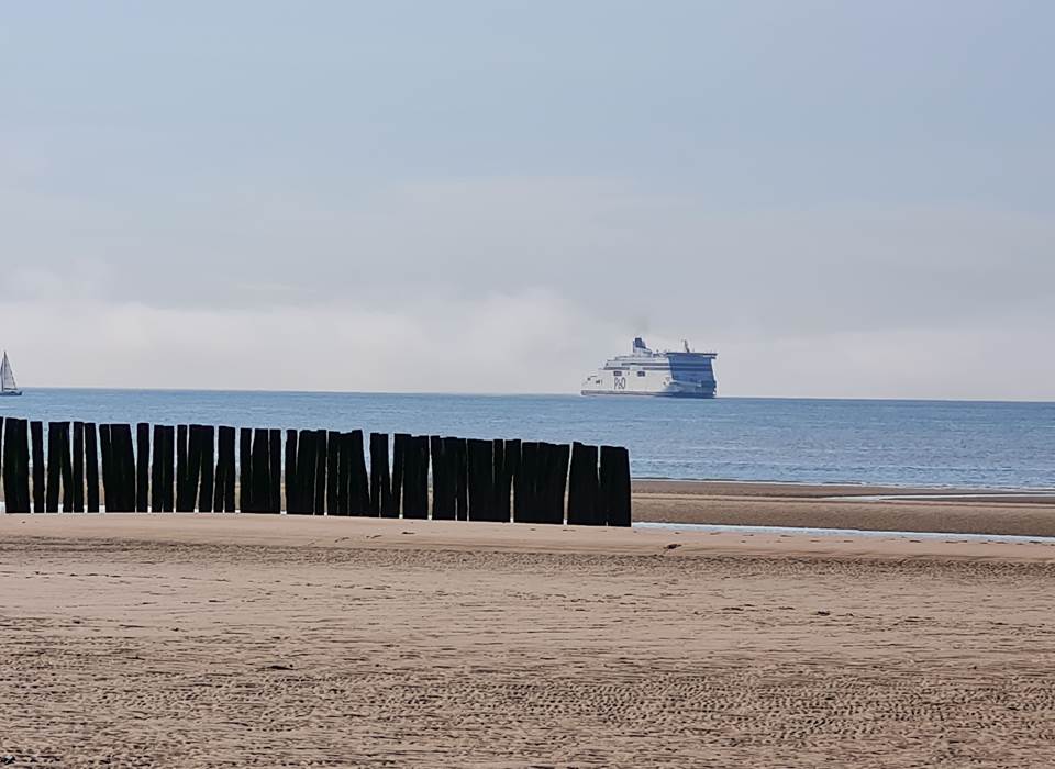 La plage et ses brise-lames