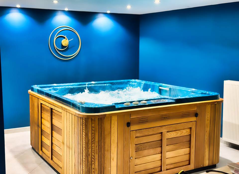Jacuzzi privatif en bois dans spa intimiste – Spa Le Magnolia