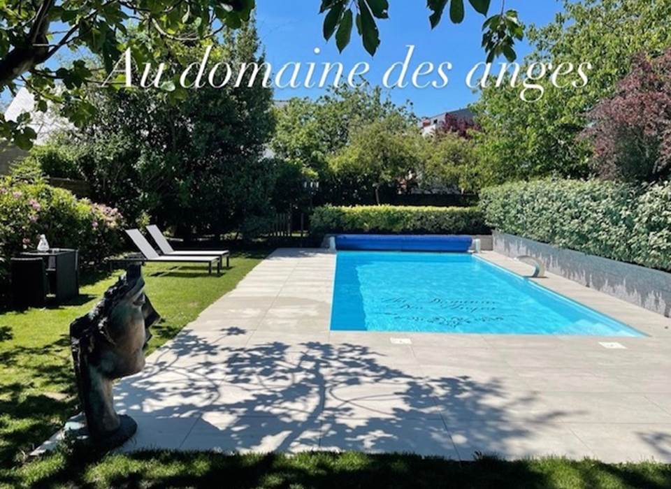 la piscine du domaine ouverte du 1er juin au 15  septembre, à partager entre les 2 petits gîtes